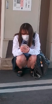ぽたろう「駅前でスタイル抜群でかわいい制服を発見」