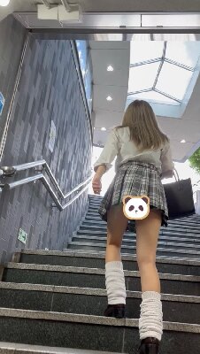 ぽたろう「かなりかわいいミニスカギャルJK3人組を発見」
