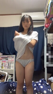 素人の動画「若い女子大生が脱衣で全裸になります」