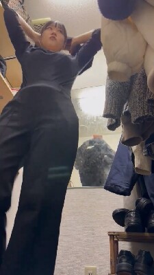 素人の動画「飲食バイトの女子大生のバイト着替えです」