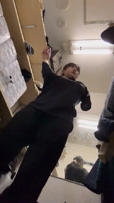 素人の動画「飲食バイトの女子大生のバイト着替えです」