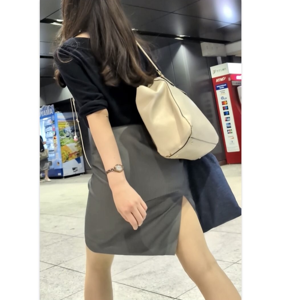 トリエンナ「今回は夏服のタイトスカートOLさんの動画を3編まとめました」