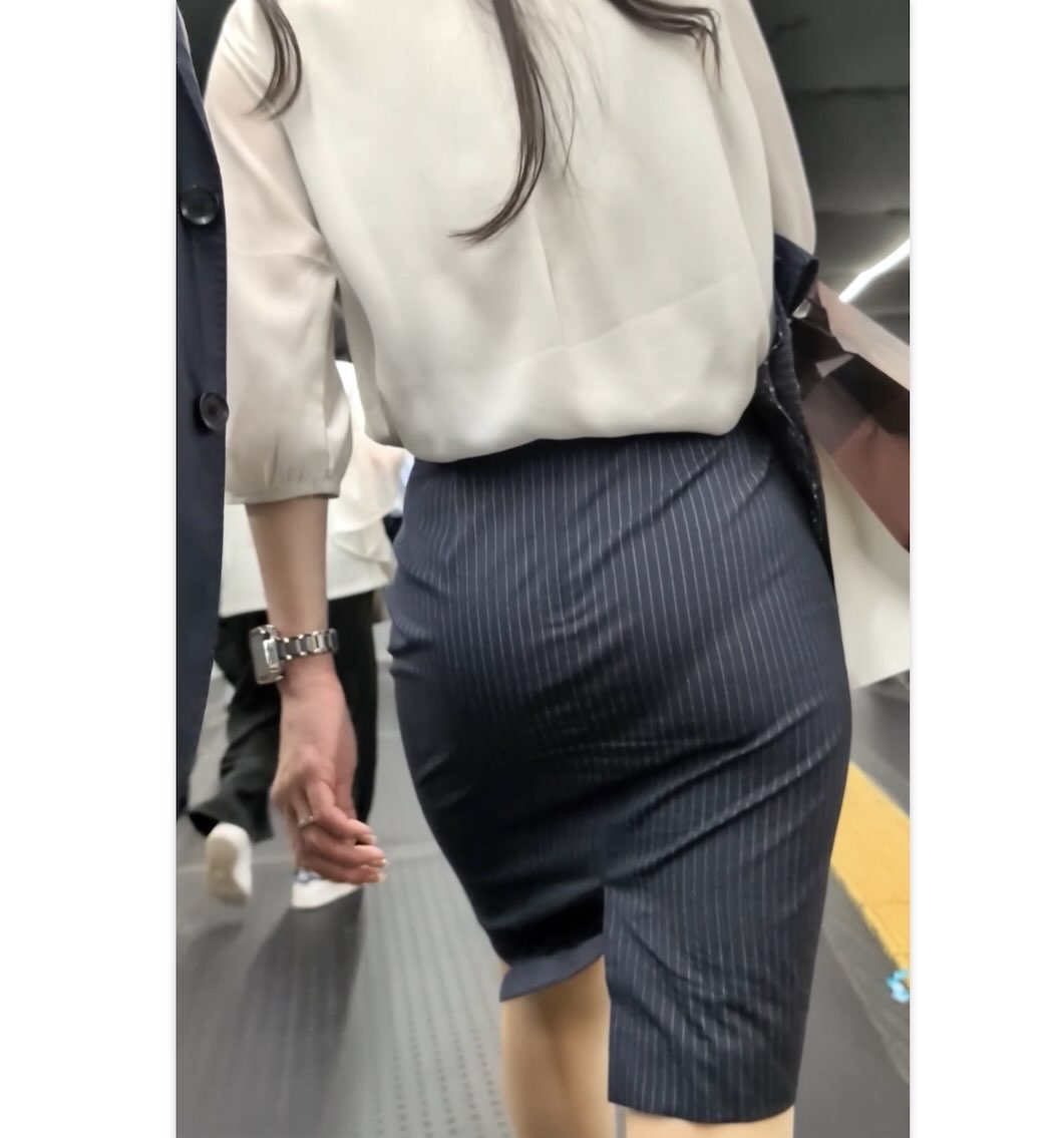 トリエンナ「混雑する駅での夜の男女のやり取りはなんとも興味深いもの」